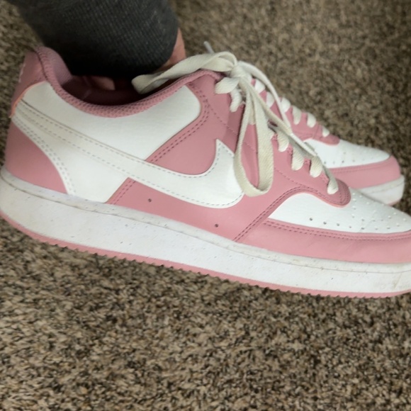 Pink air forces - Picture 1 of 1